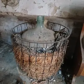 ancien grande bouteille pour distiller