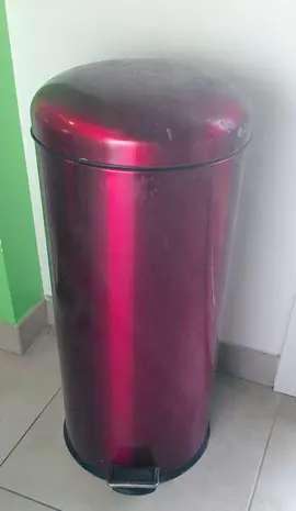 Poubelle rouge