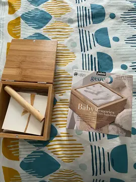 cadeau de noel état neuf petite main de bébé