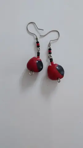 2 paires de boucles d oreilles rouge