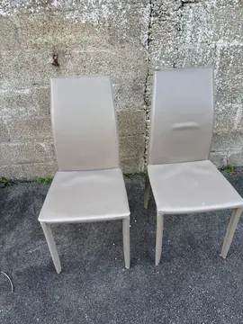 deux chaises métal avec revêtement cuir