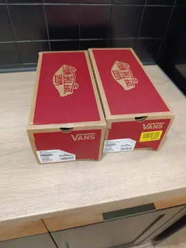2 boîtes à chaussures Vans