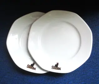 DEUX PETITES ASSIETTES PULICITAIRES PATEE SHEBA POUR CHAT