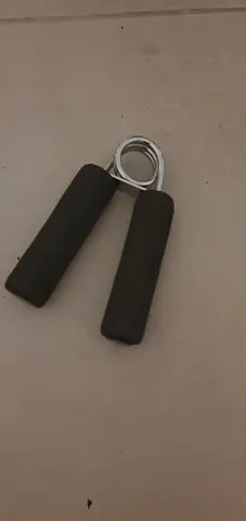 Donne poignée de musculation (renforceur de grip) en bon très état, à venir récupérer.