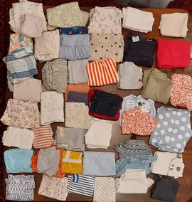 Lot de vêtements été 12 mois fille : robes, chemisiers, body, pull léger, combi de mer...