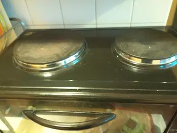 Donne mini-four électrique avec plaques.