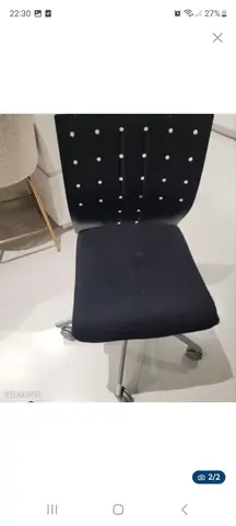 chaise de bureau noir à roulette avec pied en acier gris