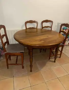 table ronde et 4 chaises