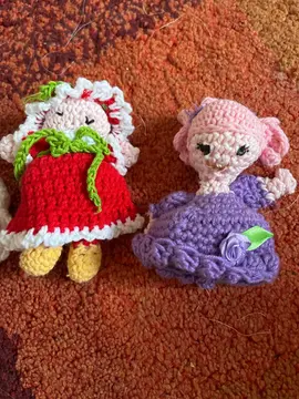 deux. Petites poupées faites au crochet.