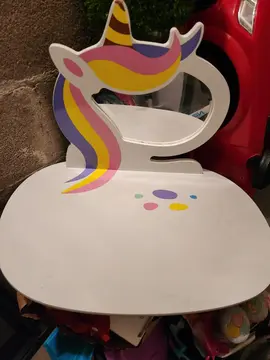 petit bureau avec son tabouret