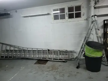 une échelle triple et un escabeau 5 marches