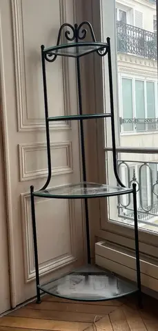 meuble d'angle en fer forgé et 4 plateaux de verre 1,84m de hauteur 50cm de profondeur