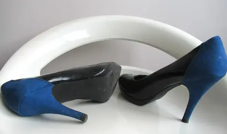 chaussures bi-colore à talons-aiguilles