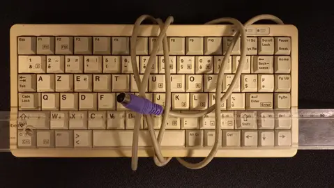 Min-clavier (i-e dans pavé numérique) filaire, connecteur PS/2 (Mini-Din)