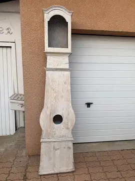 horloge en bois avec étagères de rangement