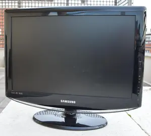 télévision SAMSUNG 19" avec décodeur TNT séparé