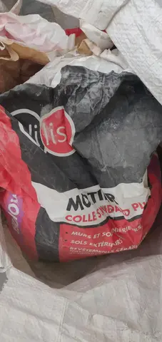 sac colle à carrelage blanche