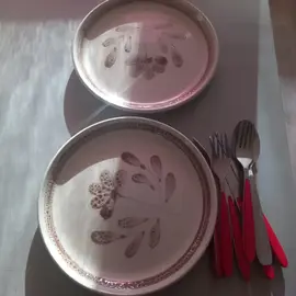 assiettes et couverts