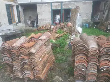 Tuiles romanes et gravats (en un seul lot)