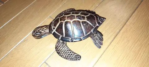 Petite tortue métallique décorative