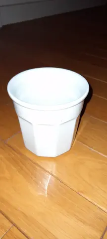 Pot de confiture en porcelaine blanche