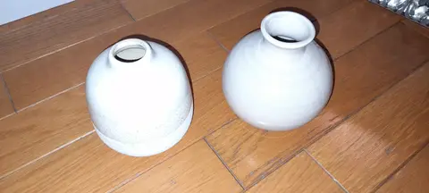 Lot de deux petits vases en porcelaine