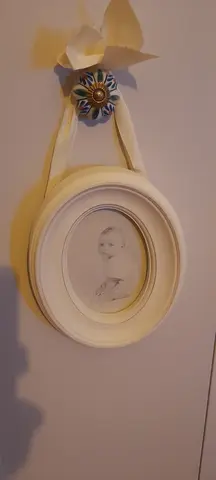 Cadre en bois peint en blanc avec lien de suspension