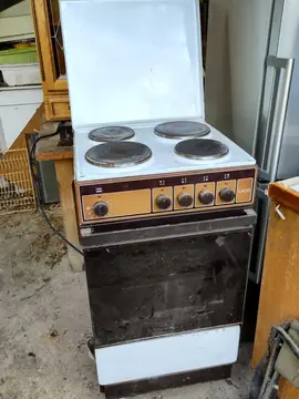 ancienne petite cuisinière électrique et four électrique