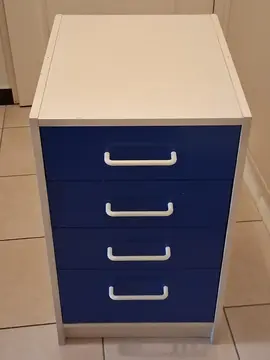 Petite meuble avec quatre tiroirs en bon état. A venir le chercher sur place