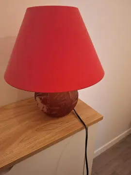 donne lampe pour bureau ou chevet , fait une belle lumière