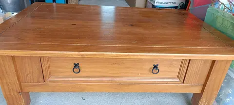 Table basse en pin ciré couleur miel