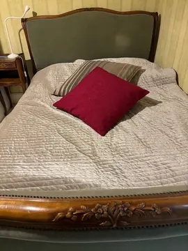 donne lit en bois sans literie et 6 chaises assise paille