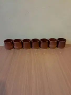 7 petits pots en terre