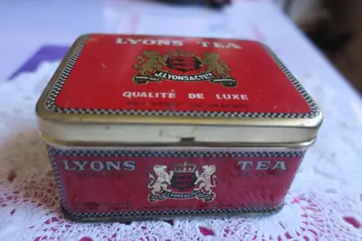 Ancienne Boîte à thé en tôle "Lyons Tea"