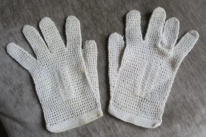 Paire de GANTS ANCIENS faits main en coton (crochet) Petite taille.