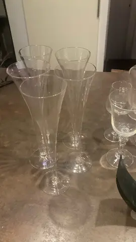 verres à vin, flûtes et carafes