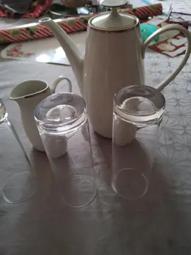 cafetière et verres