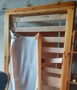 Lit en 90cm en bois : cadre a/ sommier à lattes (une latte cassé/rafistolée) + tiroir à roulettes