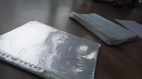 Pochettes classeur (environ une soixantaine) + intercalaires papier