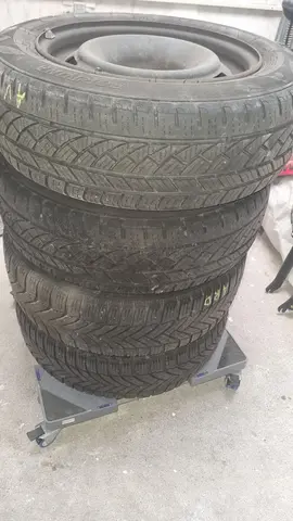 4 pneus hiver usé avec jantes tôles