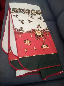 grande nappe de Noël tachée