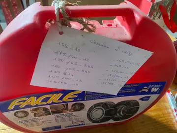 chaînes de neige petite voiture