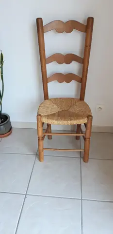 canapé. 2 fauteuils. 2 poufs .6 chaises