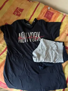Un. T-shirt et deux caleçons.