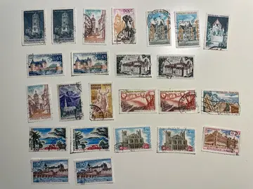 Lot 18 de 24 timbres Sites et monuments