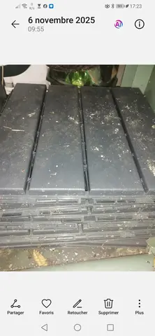 Une quinzaines de dalles plastiques