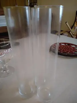 Donne différents verres et vases