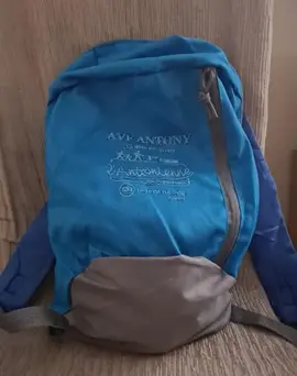 Sac à dos léger, H 37 cm x L 24 cm x P 8 cm