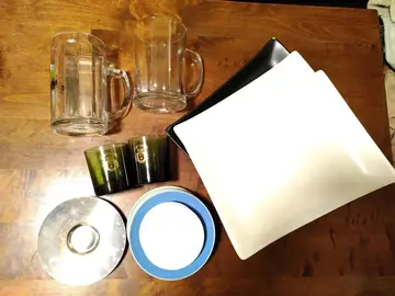 Lot de vaisselle : 3 assiettes, 2 verres, 2 choppes, petites coupelles