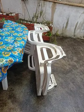 deux chaises longues en plastique blanc